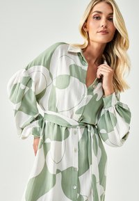 ST MRLO BIRMINGHAM - Dnevna haljina - sage geo print
