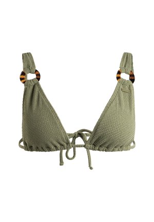 Trójkątny stanik bikini w oliwkowym kolorze, wykonany z dzianiny, z regulowanymi sznurkami i akcentującymi na paskach pierścieniami w kolorze skorupy żółwia. Teksturowana powierzchnia.