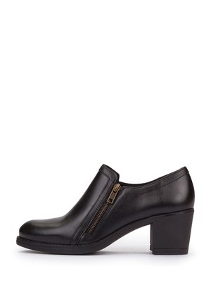 Schwarze Lederbooties mit glatter Oberfläche, seitlichem Reißverschluss, abgerundeter Zehenpartie und einem moderaten Blockabsatz.