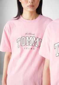 Tommy Jeans VARSITY TEE UNISEX - Camiseta estampada - ballet pink