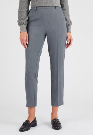 Pantaloni eleganti grigi su misura con una texture liscia, vestibilità slim e gamba dritta, caratterizzati da sottili righe verticali e tasche frontali.
