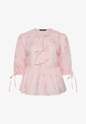 Rosa bomuldsbluse med trekvartærmer, prydet med sølvfarvede sløjfebroderier, en samlet talje og snore ved halsudskæringen og ærmekanterne.