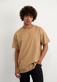 Carhartt WIP CHASE - Basic T-shirt - peanut/gold