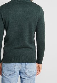 Pier One Stickad tröja - mottled dark green