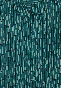 Košile s krátkým rukávem v barvách zelené a světle zelené s geometrickým vzorem z různých obdélníků. Obsahuje límec s knoflíky a knoflíky.