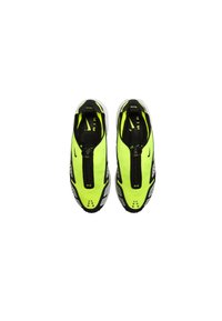 Adidași sport în galben neon și negru, cu închidere cu fermoar, accente din plasă și branding ton pe partea superioară și talpă.