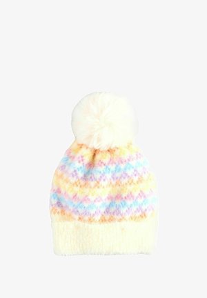 Un bonnet tricoté multicolore présentant des teintes pastel avec un pompon duveteux sur le dessus et un revers jaune doux, fabriqué en tissu confortable.