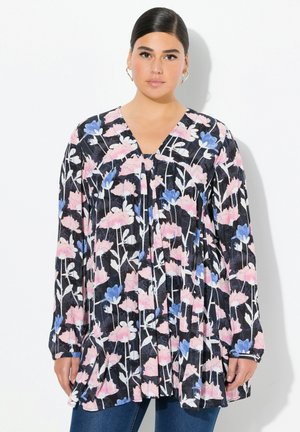 Blomstret tunika i sort med pink og blå blomster. V-hals design, lange ærmer og plisseret kantdetalje. Blød stoftekstur.