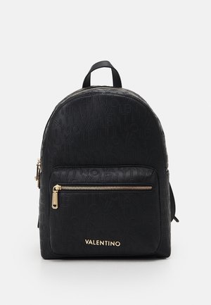 Czarny plecak Valentino z tłoczonym wzorem logo, przednia kieszeń na zamek błyskawiczny z złotym zamkiem oraz złote logo Valentino na kieszeni.