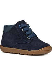 Stivali alla caviglia in camoscio blu navy con suola in gomma. Le caratteristiche includono lacci tonali, occhielli in metallo e un accento in rilievo sul tacco.