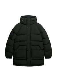 Chaqueta acolchada de color verde oscuro con capucha, que presenta paneles acolchados horizontales, botones a presión y dos bolsillos frontales. Incluye un acento de logotipo en la manga.