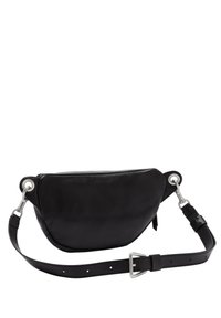 Borsetta nera in pelle a vita con forma curva, dettagli in metallo argentato e tracolla regolabile per un uso versatile. Texture liscia.