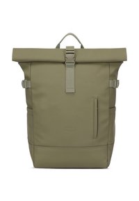 Zaino a rotolo verde realizzato in materiale resistente. Dotato di fibbie laterali regolabili, una tasca frontale con cerniera e una maniglia superiore. Texture liscia.