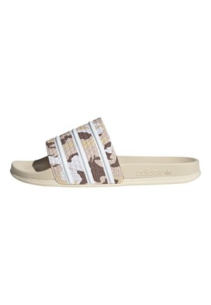 Sandalo beige Adidas modello slide con cinturino camouflage marrone e bianco, con tre strisce bianche e logo in rilievo sulla suola.