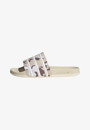 Sandalo beige Adidas modello slide con cinturino camouflage marrone e bianco, con tre strisce bianche e logo in rilievo sulla suola.