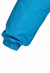 Blå vattentät jackärm med elastisk manschett, slät yta och en enkel design. Ingen synlig logotyp eller ytterligare detaljer.