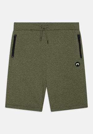 Olivengrønne afslappede shorts med elastisk taljebånd, snøre, to lodrette sorte lynlåslommer og en lille rund sort-hvid logo på højre ben.