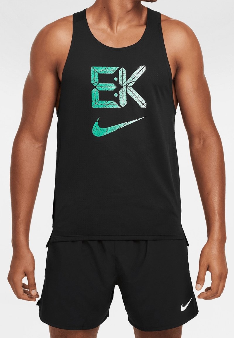 Débardeur de sport noir sans manches avec logo "EK" turquoise et blanc craquelé et swoosh Nike turquoise, porté avec un short noir avec logo Nike blanc.