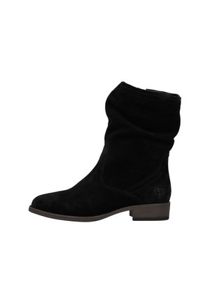 Botte mi-mollet en daim noir avec un talon bas empilé et un bout rond, présentant un logo embossé subtil près du talon.