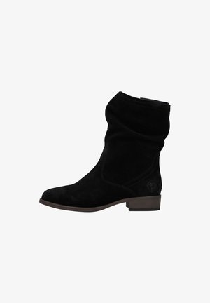 Botte mi-mollet en daim noir avec un talon bas empilé et un bout rond, présentant un logo embossé subtil près du talon.
