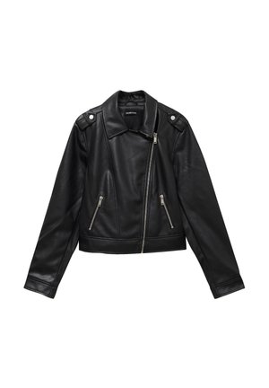 Veste de motard en similicuir noir avec un col structuré, des fermetures éclair argentées, une fermeture avant asymétrique et des épaulettes. Texture lisse.