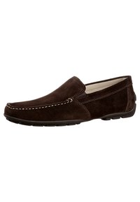 Brun ruskind slip-on sko med et strømlinet design, kontrasterende hvid syning og en struktureret gummisål for ekstra greb og komfort.