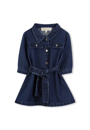 Robe en jean foncé avec un col, un devant à boutons, deux poches poitrine et une taille ceinturée. Jupe évasée avec des manches trois-quarts.