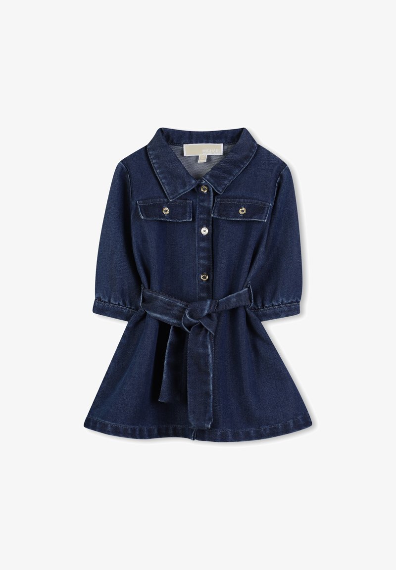 Robe en jean foncé avec un col, un devant à boutons, deux poches poitrine et une taille ceinturée. Jupe évasée avec des manches trois-quarts.