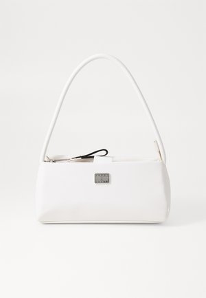 Bolso de mano de cuero sintético blanco con un asa redondeada, forma rectangular, herrajes plateados y una pequeña placa de logo en la parte frontal.