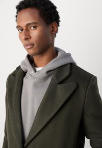Heathe AKINWALE COAT - Κλασικό παλτό - green