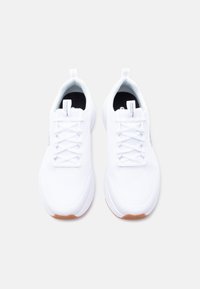 Ζευγάρι λευκά αθλητικά παπούτσια Skechers με επάνω μέρος από δίχτυ, κορδόνια, μαύρες εσωτερικές σόλες και ανοιχτό καφέ λαστιχένιες εξωτερικές σόλες σε λευκό φόντο.