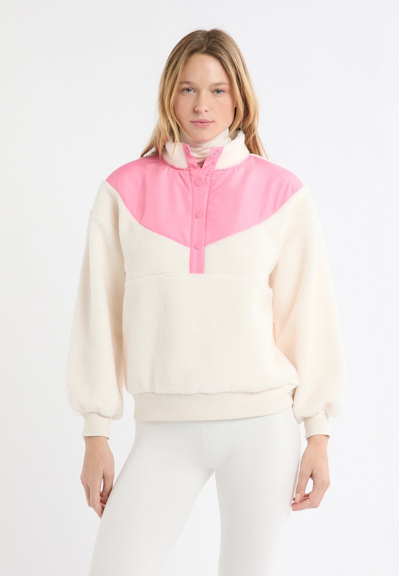 Pullover in pile crema con pannello in nylon rosa sul collo e sulle spalle, con chiusura a mezza abbottonatura e fascia a coste in vita, maniche lunghe.