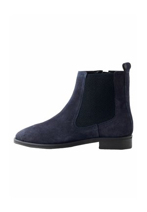 Suede mėlynos spalvos kulkšninis botas su lygiu pirštu, tinklinėmis šoninėmis plokštėmis ir žemu blokuotu kulnu, tinkantis tiek kasdieniam, tiek formaliam dėvėjimui.