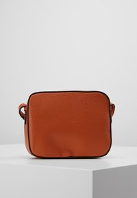 Borsa a tracolla in pelle arancione con forma rettangolare, superficie strutturata, rifiniture nere e piccolo manico laterale.