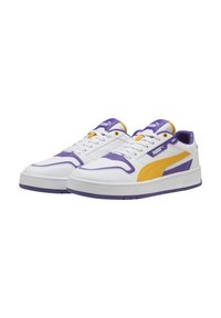 Baskets blanches avec des accents violets et jaunes. Présentent une tige en cuir lisse, un bout arrondi, une semelle épaisse et un logo Puma contrastant.