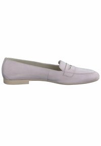 Mocassin plat en daim rose clair avec un petit talon et une lanière décorative sur le dessus, vu de profil gauche.