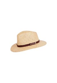Sombrero de paja color beige claro con ala ancha, que presenta una banda de cuero marrón y un pequeño acento metálico para añadir detalle.