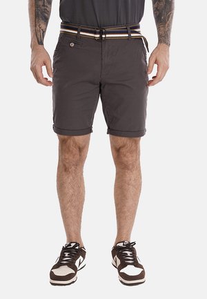 Pantaloni corti grigi con risvolti, realizzati in un tessuto leggero. Presentano una cintura con strisce blu e crema, abbinati a scarpe da ginnastica marroni e bianche.
