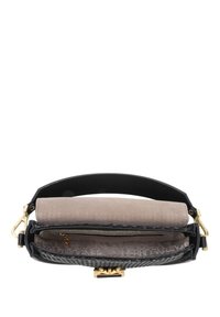 Zwarte leren handtas met een gestructureerd patroon, voorzien van een beige suède klep en gouden hardware. Het interieur heeft een voering met logo-patroon en een zak.