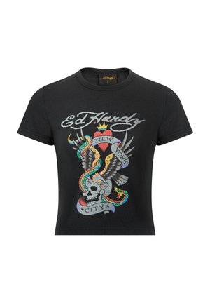 Musta puuvillapaita, jossa on värikäs graafinen suunnittelu, jossa on pääkallo, kotka, sydän ja käärmeitä, merkitty "Ed Hardy New York City."