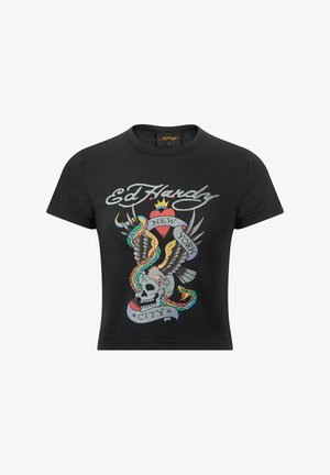 Czarna bawełniana koszulka z kolorowym nadrukiem przedstawiającym czaszkę, orła, serce i węże, oznaczona napisem „Ed Hardy Nowy Jork”.