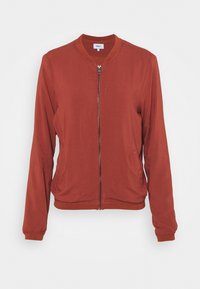Veste bomber rouge avec fermeture éclair frontale, poignets et ourlet côtelés, dotée d'un col rond et de poches latérales. Fabriquée en tissu lisse.
