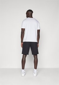 Champion ICONS LONG BERMUDA SHORTS SMALL LOGO - Spordišortsid - black