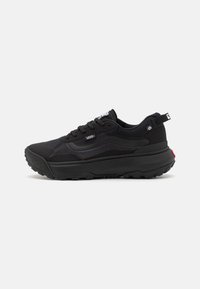 Svarta sportiga sneakers med ovandel i mesh och syntetmaterial, vadderad krage, tjock gummisula med strukturerat mönster och subtila logotypsdetaljer.