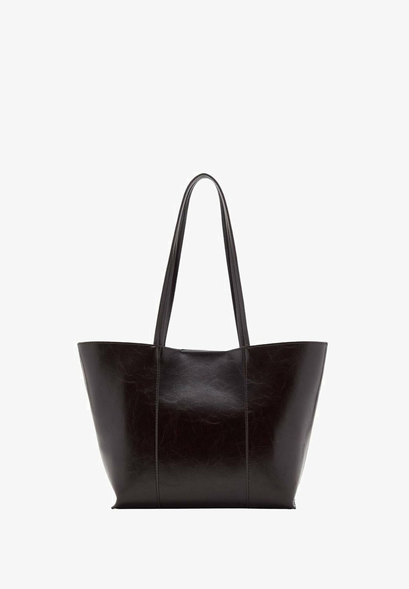 Borsa tote in pelle nera con texture liscia, corpo largo e due manici lunghi. Presenta cuciture verticali per un tocco di design aggiuntivo.