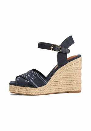 Sandali con zeppa in tessuto navy, con tacco in juta intrecciata e cinturino alla caviglia. Presentano un design a cinturini incrociati e un marchio in rilievo sulla parte superiore.