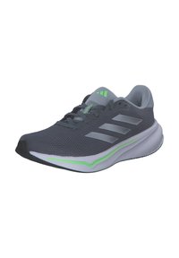 Scarpa da corsa grigia e verde con tomaia in rete, tre strisce laterali, parte anteriore con lacci e suola ammortizzata inclinata a destra su uno sfondo bianco.