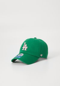 Grønn caps laget av bomull, med en rosa brodert "LA"-logo foran, buet visir og en liten "47"-logo på siden.
