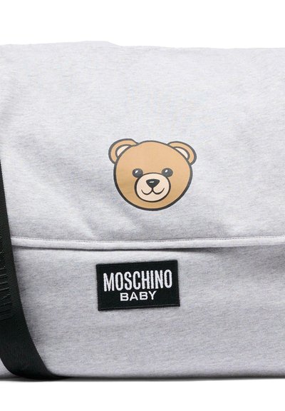 Grijze stoffen boodschappentas met afbeelding van een bruine beer en een zwart label met "Moschino Baby". Verstelbare zwarte draagriem.