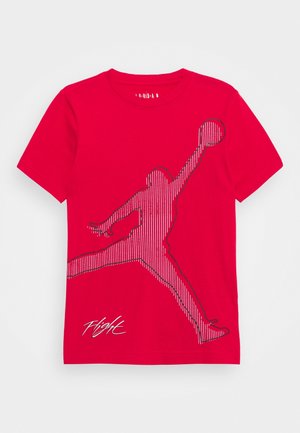 Camiseta roja de manga corta con silueta grande de jugador de baloncesto delineada en franjas verticales y texto "Flight" en la parte inferior izquierda.